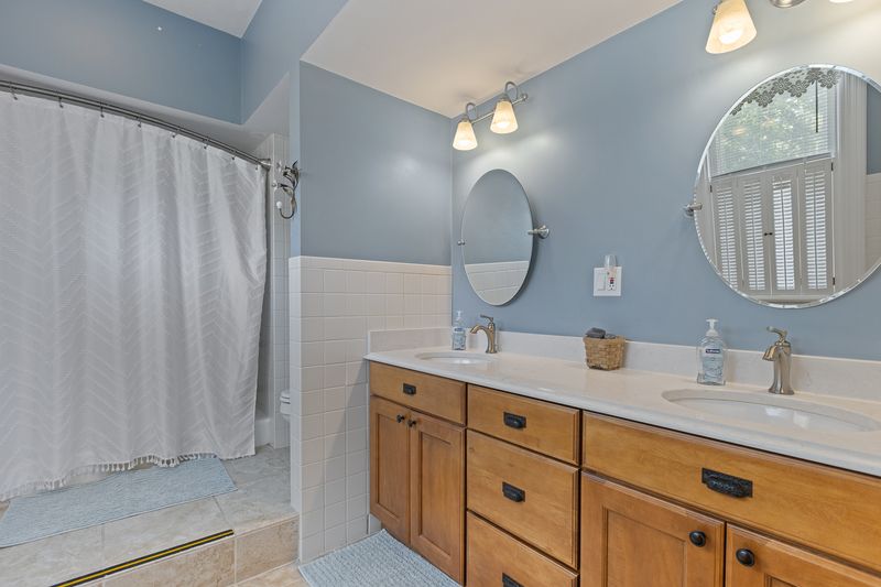 Bedroom - Lena Blue full bath